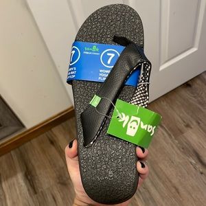 NWT sanuk yoga flip flop
